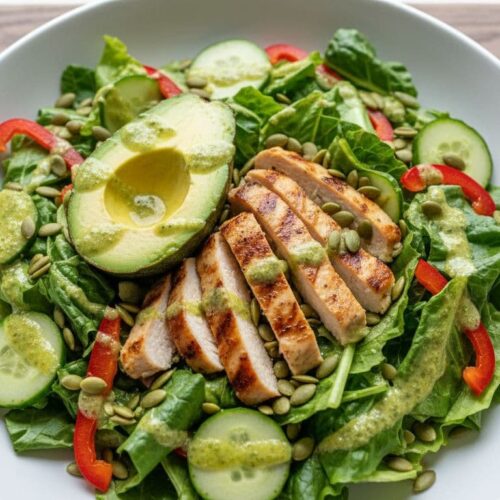 Hähnchen-Avocado-Salat mit Paprika und Limetten-Dressing